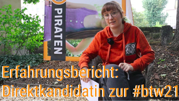 Ich sitze auf einem Stuhl ine einem Hinterhof; Hinter mir hängt ein Großplakat von mir; Unter mir stehen die Worte: Erfahrungsbericht: Direktkandidatin zur #btw21 Erfahrungsbericht Direktkandidatin Stephanie Henkel