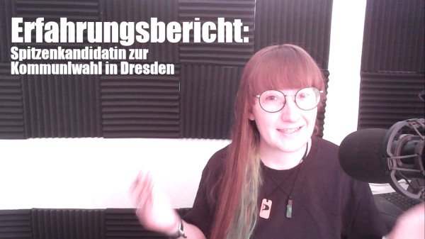 Ich, blass, große Brille, Ponyfrisur sitze vor Schaumstoffpanelen, neben mit die Wort: Erfahrungsbericht: Spitzenkandidatin zur Kommunalwahl in Dresden Erfahrungsbericht_Kommunalwahl_600