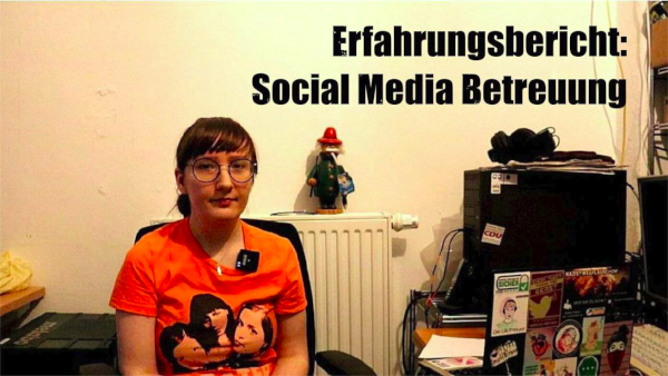Ich in einem Büro; Neben mir die Worte: Erfahrungsbericht: Social Media Betreuung für Gruppen Thumbnail Erfahrungsbericht Social Media Betreuung Stephanie Henkel